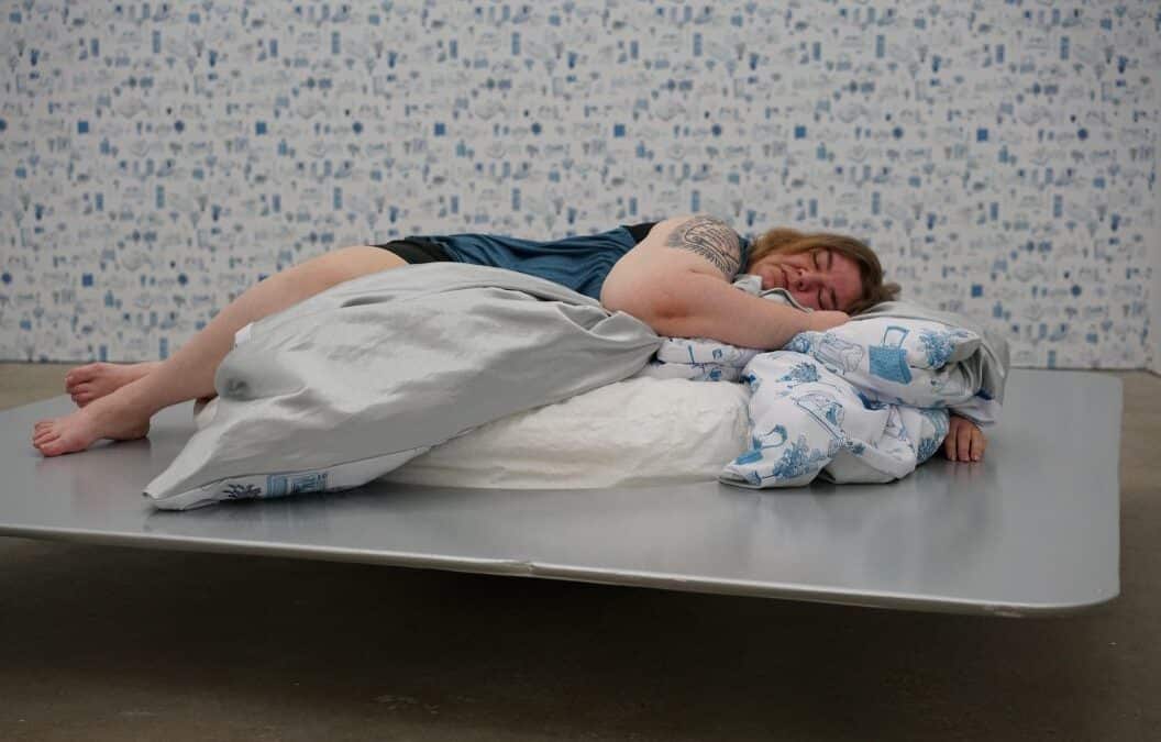 Visite guidée de l’exposition De la vie au lit commissariée par Sarah Heussaff